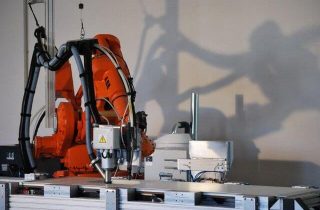 2. Bearbeitungs- und Nietenzentrum