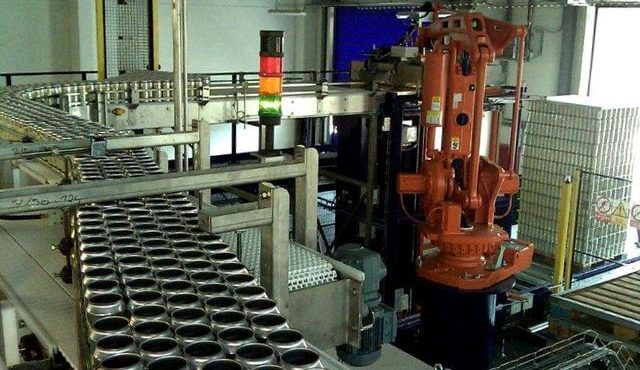 Depaletizace plechovek pomocí robota