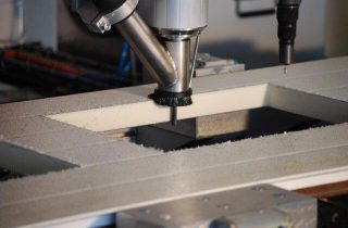 4. Bearbeitungs- und Nietenzentrum