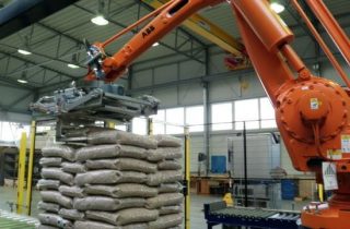 Palletizer for bags with wood pellets