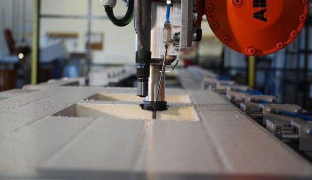 Bearbeitungs- und Nietenzentrum