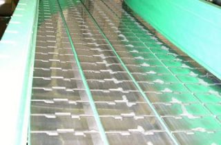 1. Scharnierbandförderer für Flaschen und Dosen