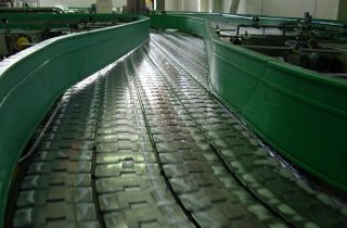 3. Scharnierbandförderer für Flaschen und Dosen