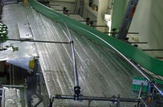 4. Scharnierbandförderer für Flaschen und Dosen