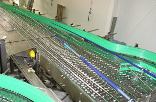 Lamellar conveyor for bottles and cans