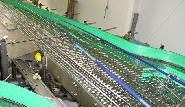 Scharnierbandförderer für Flaschen und Dosen