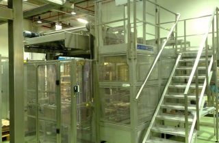 High infeed palletizer for trays