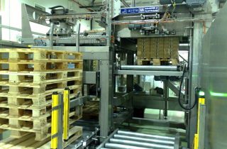 4. Absteigender Palettierer für Trays