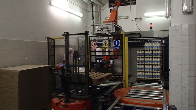 Palettierer für PET- und Glassflaschen mit Milch