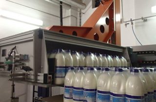 4. Palettierer für PET- und Glassflaschen mit Milch