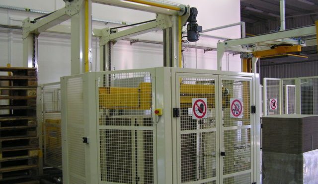 Low infeed palletizer for PET bottle packs