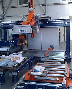 Linear palletizer of PET bottles