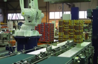 1. Robotická paletizace s ovinovačkou a dopravníky