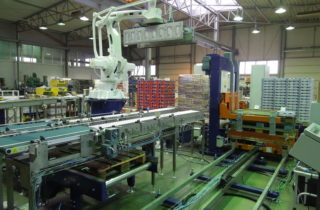 4. Robotická paletizace s ovinovačkou a dopravníky