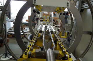 4. Palettierförderer und kugelförmiger Arbeitsplatz für die Automobilindustrie