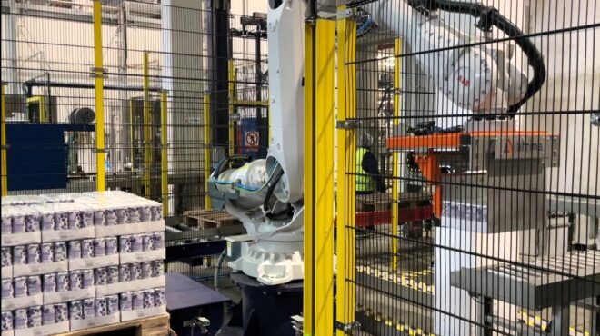 Paletizace kartonů plechovek